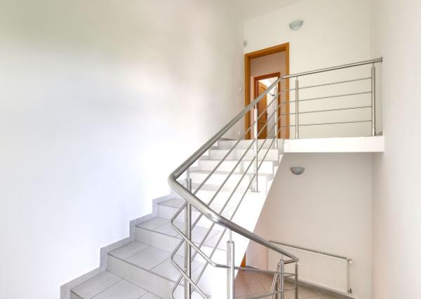 OFF PONUKA - PRIESTRANNÝ 8-IZBOVÝ DOM – TICHÁ VILOVÁ ŠTVRŤ – MOŽNOSŤ 2 BYTOVÝCH JEDNOTIEK – DÚBRAVKA