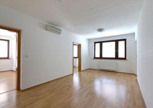 OFF PONUKA - PRIESTRANNÝ 8-IZBOVÝ DOM – TICHÁ VILOVÁ ŠTVRŤ – MOŽNOSŤ 2 BYTOVÝCH JEDNOTIEK – DÚBRAVKA