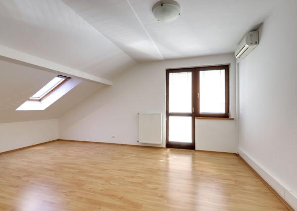 OFF PONUKA - PRIESTRANNÝ 8-IZBOVÝ DOM – TICHÁ VILOVÁ ŠTVRŤ – MOŽNOSŤ 2 BYTOVÝCH JEDNOTIEK – DÚBRAVKA