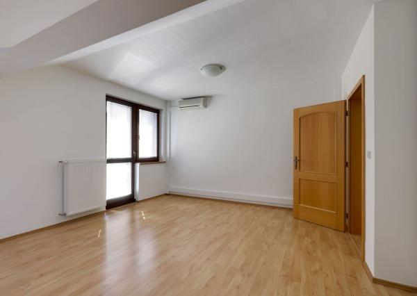 OFF PONUKA - PRIESTRANNÝ 8-IZBOVÝ DOM – TICHÁ VILOVÁ ŠTVRŤ – MOŽNOSŤ 2 BYTOVÝCH JEDNOTIEK – DÚBRAVKA