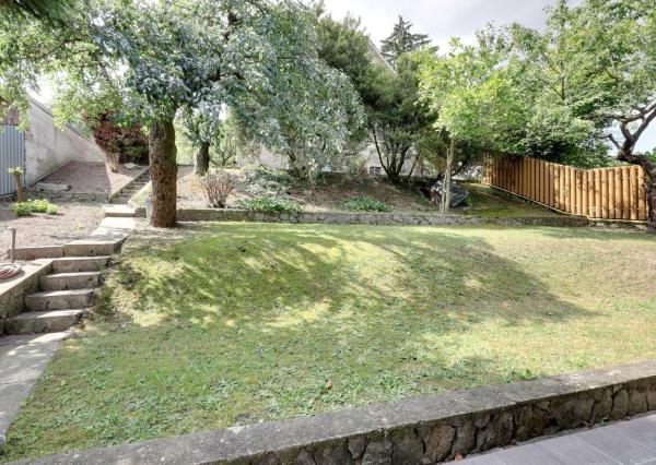 OFF PONUKA - PRIESTRANNÝ 8-IZBOVÝ DOM – TICHÁ VILOVÁ ŠTVRŤ – MOŽNOSŤ 2 BYTOVÝCH JEDNOTIEK – DÚBRAVKA