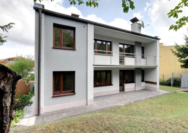 OFF PONUKA - PRIESTRANNÝ 8-IZBOVÝ DOM – TICHÁ VILOVÁ ŠTVRŤ – MOŽNOSŤ 2 BYTOVÝCH JEDNOTIEK – DÚBRAVKA