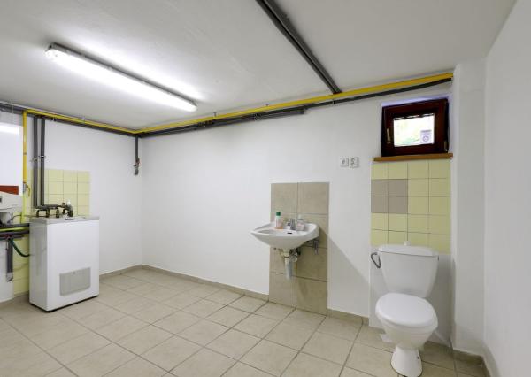 OFF PONUKA - PRIESTRANNÝ 8-IZBOVÝ DOM – TICHÁ VILOVÁ ŠTVRŤ – MOŽNOSŤ 2 BYTOVÝCH JEDNOTIEK – DÚBRAVKA