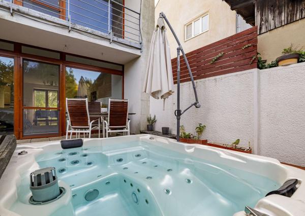 PREDAJ- INVESTIČNÝ- 5- IZBOVÝ- DOM- S BAZÉNOM- KARLOVÁ VES- BRATISLAVA 