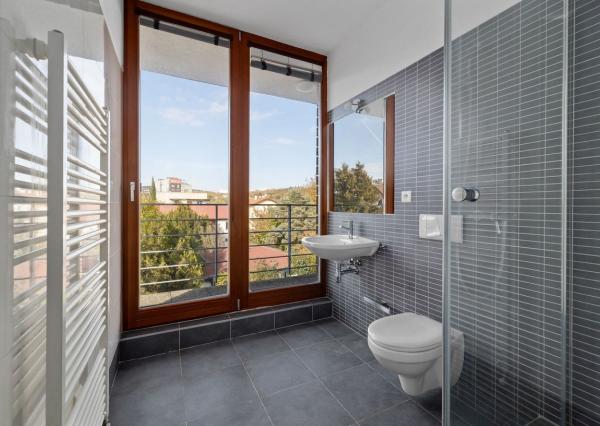 PREDAJ- INVESTIČNÝ- 5- IZBOVÝ- DOM- S BAZÉNOM- KARLOVÁ VES- BRATISLAVA 