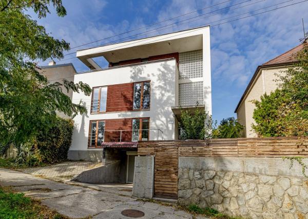 PREDAJ- INVESTIČNÝ- 5- IZBOVÝ- DOM- S BAZÉNOM- KARLOVÁ VES- BRATISLAVA 