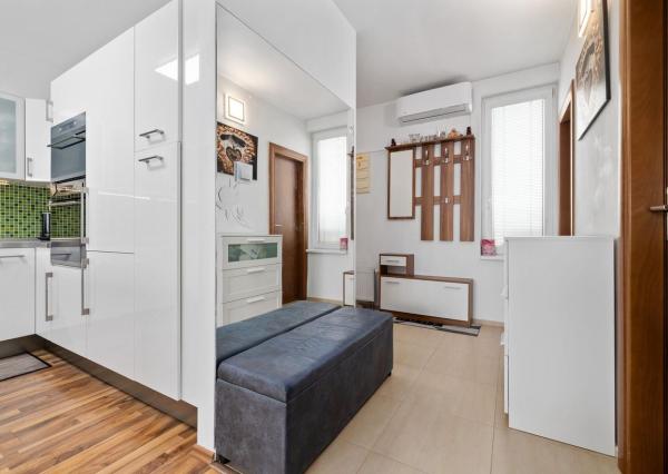 BE.LIVE COMPANY- PREDAJ- KRÁSNY VEĽKOMETRÁŽNY 2i BYT- S GARÁŽOVÝM STÁTÍM A PIVNICOU