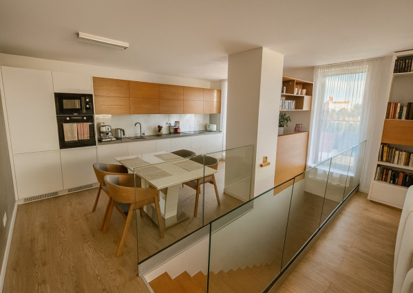 OFF PONUKA -DIZAJNOVÝ 4-IZBOVÝ MEZONET S TERASOU, BALKÓNOM A VÝHĽADOM NA BRATISLAVSKÝ HRAD – MUCHOVO NÁMESTIE