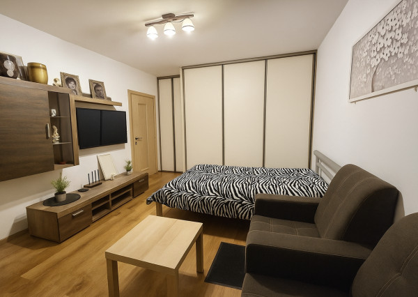 OFF PONUKA - NA PREDAJ - 1-IZBOVÝ BYT - ÚTULNÝ - PRAKTICKY RIEŠENÝ - DÚBRAVKA