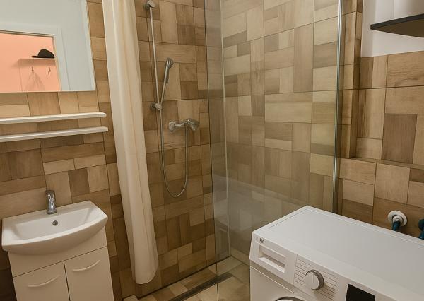 NA PREDAJ - 1-IZBOVÝ BYT - ÚTULNÝ - PRAKTICKY RIEŠENÝ - DÚBRAVKA