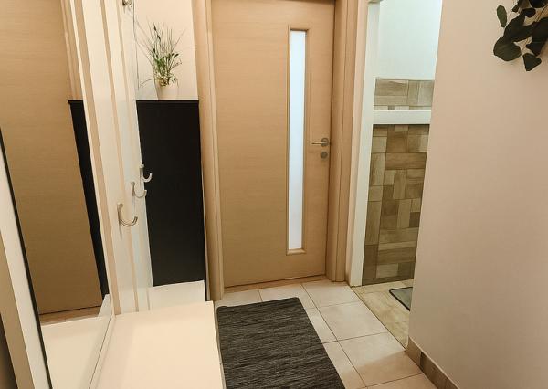 NA PREDAJ - 1-IZBOVÝ BYT - ÚTULNÝ - PRAKTICKY RIEŠENÝ - DÚBRAVKA