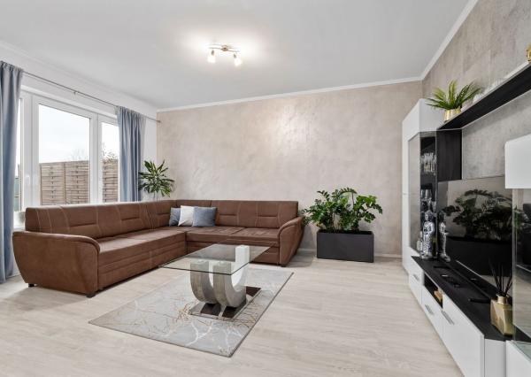 BE.LIVE COMPANY- NA PREDAJ- ELEGANTNÝ- 3-IZBOVÝ BYT- PREMENENÝ- NA PRIESTRANNÝ- MODERNÝ- 2-IZBOVÝ- SO ZÁHRADOU- MALÝ BIEL