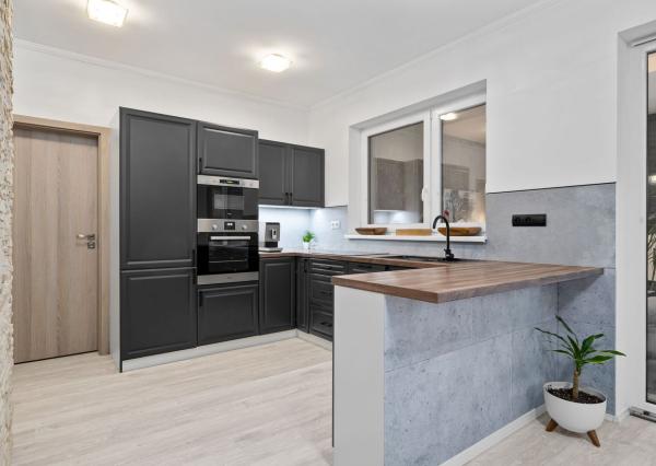 BE.LIVE COMPANY- NA PREDAJ- ELEGANTNÝ- 3-IZBOVÝ BYT- PREMENENÝ- NA PRIESTRANNÝ- MODERNÝ- 2-IZBOVÝ- SO ZÁHRADOU- MALÝ BIEL