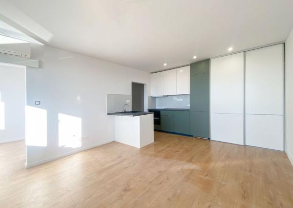 NA PREDAJ – 1,5-IZBOVÝ BYT PO KOMPLETNEJ REKONŠTRUKCII – ZASKLENÁ LOGGIA – KLIMATIZÁCIA – TICHÁ LOKALITA – DEVÍNSKA NOVÁ VES