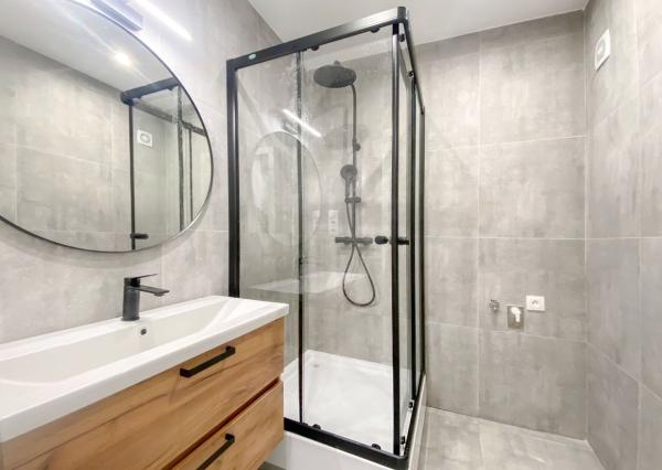 NA PREDAJ – 1,5-IZBOVÝ BYT PO KOMPLETNEJ REKONŠTRUKCII – ZASKLENÁ LOGGIA – KLIMATIZÁCIA – TICHÁ LOKALITA – DEVÍNSKA NOVÁ VES