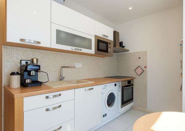 NA PREDAJ –  2-IZBOVÝ BYT PO KOMPLETNEJ REKONŠTRUKCII – BALKÓN – TEHLOVÝ DOM – RUŽINOV