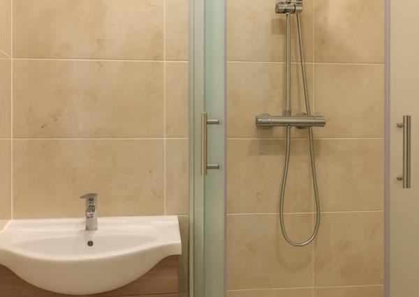 NA PREDAJ –  2-IZBOVÝ BYT PO KOMPLETNEJ REKONŠTRUKCII – BALKÓN – TEHLOVÝ DOM – RUŽINOV