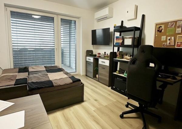 NA PREDAJ - 1-IZBOVÝ BYT S BALKÓNOM V PROJEKTE SLNEČNICE – KOMPLETNE ZARIADENÝ – KLIMATIZÁCIA – NOVOSTAVBA