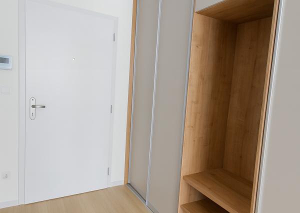 NA PREDAJ – MODERNÝ 1-IZBOVÝ BYT S BALKÓNOM – KOMPLETNE ZARIADENÝ – NOVOSTAVBA – PROJEKT JARABINKY – RUŽINOV