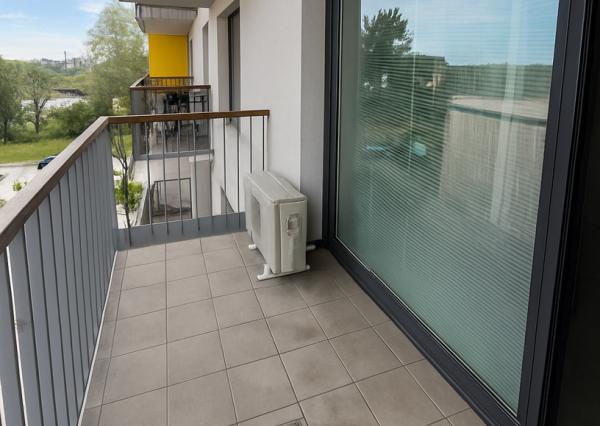 NA PREDAJ – MODERNÝ 1-IZBOVÝ BYT S BALKÓNOM – KOMPLETNE ZARIADENÝ – NOVOSTAVBA – PROJEKT JARABINKY – RUŽINOV