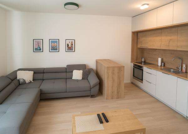 NA PREDAJ – MODERNÝ 1-IZBOVÝ BYT S BALKÓNOM – KOMPLETNE ZARIADENÝ – NOVOSTAVBA – PROJEKT JARABINKY – RUŽINOV