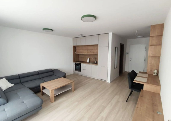 NA PREDAJ – MODERNÝ 1-IZBOVÝ BYT S BALKÓNOM – KOMPLETNE ZARIADENÝ – NOVOSTAVBA – PROJEKT JARABINKY – RUŽINOV