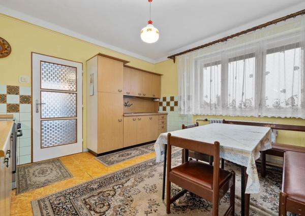 BE.LIVE COMPANY- NA PREDAJ- RODINNÝ DOM- S VEĽKORYSÝM POZEMKOM 2278m2- VLKY 