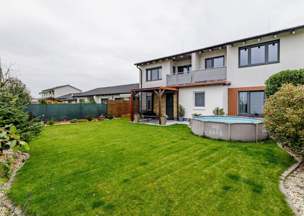 KRÁSNY- 2-IZBOVÝ BYT- NA PREDAJ- SO ZÁHRADOU-SENEC- MALÝ BIEL