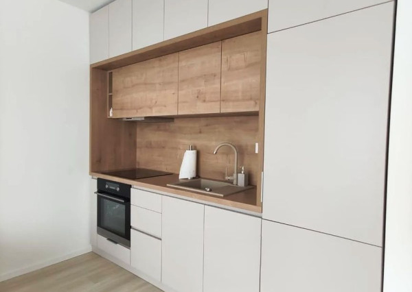 NA PREDAJ – MODERNÝ 1-IZBOVÝ BYT S BALKÓNOM – KOMPLETNE ZARIADENÝ – NOVOSTAVBA – PROJEKT JARABINKY – RUŽINOV