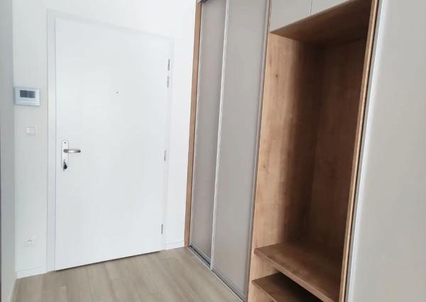 NA PREDAJ – MODERNÝ 1-IZBOVÝ BYT S BALKÓNOM – KOMPLETNE ZARIADENÝ – NOVOSTAVBA – PROJEKT JARABINKY – RUŽINOV