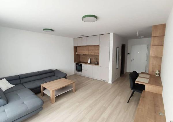 NA PREDAJ – MODERNÝ 1-IZBOVÝ BYT S BALKÓNOM – KOMPLETNE ZARIADENÝ – NOVOSTAVBA – PROJEKT JARABINKY – RUŽINOV