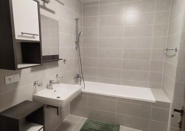 NA PREDAJ – MODERNÝ 1-IZBOVÝ BYT S BALKÓNOM – KOMPLETNE ZARIADENÝ – NOVOSTAVBA – PROJEKT JARABINKY – RUŽINOV