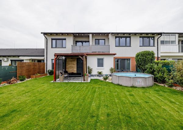 KRÁSNY- 2-IZBOVÝ BYT- NA PREDAJ- SO ZÁHRADOU-SENEC- MALÝ BIEL