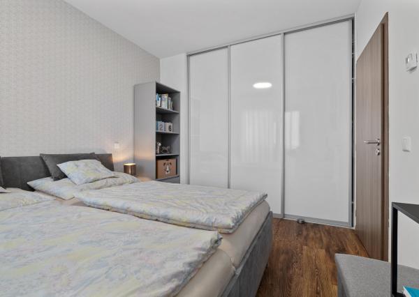 REZERVOVANÝ- BE.LIVE COMPANY – MODERNÝ 2-IZBOVÝ BYT - ARCHITEKTONICKÝ DIZAJN – S DVOMA BALKÓNMI – NOVOSTAVBA – TEHELNÉ POLE- BRATISLAVA 