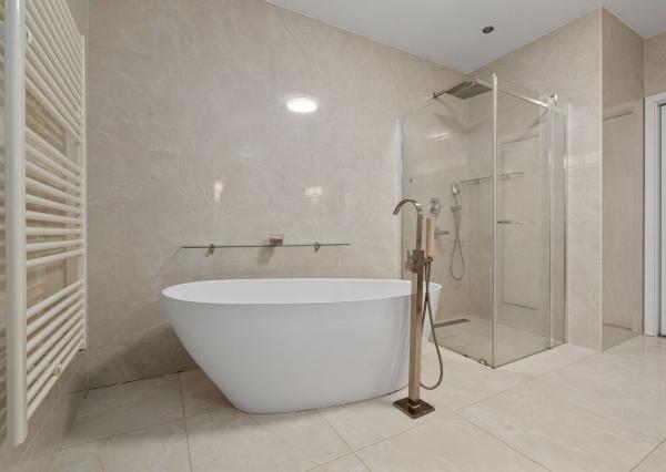 BE.LIVE COMPANY- PREDAJ- EXKLUZÍVNY- 5-IZBOVÝ DOM- VYSOKÉ STROPY- VEĽKÉ UĽANY