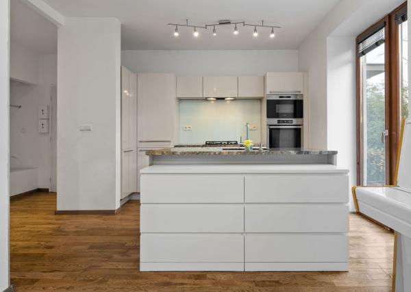 BE.LIVE COMPANY- PRENÁJOM- 5- IZBOVÝ- DOM- S BAZÉNOM- KARLOVÁ VES- BRATISLAVA 