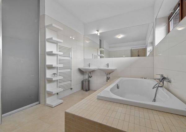 BE.LIVE COMPANY- PRENÁJOM- 5- IZBOVÝ- DOM- S BAZÉNOM- KARLOVÁ VES- BRATISLAVA 