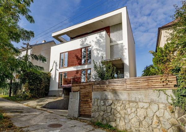 BE.LIVE COMPANY- PRENÁJOM- 5- IZBOVÝ- DOM- S BAZÉNOM- KARLOVÁ VES- BRATISLAVA 