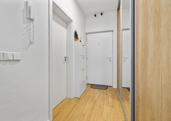 BE.LIVE COMPANY | NA PREDAJ | MODERNÝ 1-IZBOVÝ BYT | KOMPLETNE ZARIADENÝ | BALKÓN | KOBKA V CENE | TEHELNÉ POLE – BAJKALSKÁ