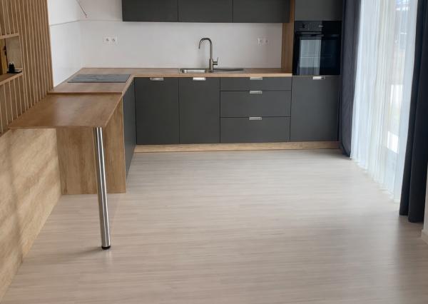 BE.LIVE COMPANY – PRENÁJOM – PRIESTRANNÝ APARTMÁN V NOVOSTAVBE BUNGALOVU – ZÁHRADA – PARKOVANIE – ZOHOR