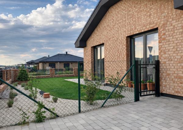 BE.LIVE COMPANY – PRENÁJOM – PRIESTRANNÝ APARTMÁN V NOVOSTAVBE BUNGALOVU – ZÁHRADA – PARKOVANIE – ZOHOR