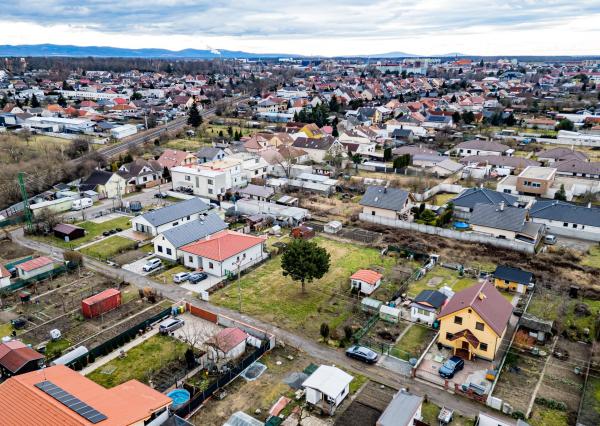 BE.LIVE COMPANY- PREDAJ- SLNEČNÝ- STAVEBNÝ POZEMOK - TICHÁ LOKALITA - BLÍZKO CENTRA - MALACKY