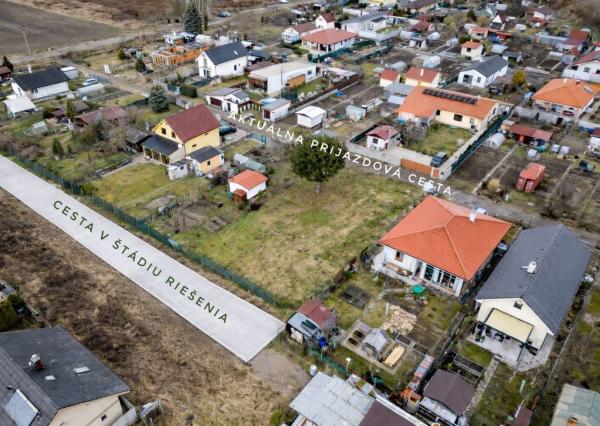 BE.LIVE COMPANY- PREDAJ- SLNEČNÝ- STAVEBNÝ POZEMOK - TICHÁ LOKALITA - BLÍZKO CENTRA - MALACKY