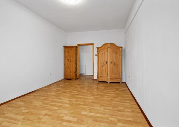 PREDANÝ- BE.LIVE COMPANY - NA PREDAJ - NADŠTANDARDNE VEĽKÝ 1-IZBOVÝ BYT S BALKÓNOM – SKVELÁ DISPOZÍCIA A NÁDHERNÝ VÝHĽAD - CHROBÁKOVÁ -DÚBRAVKA