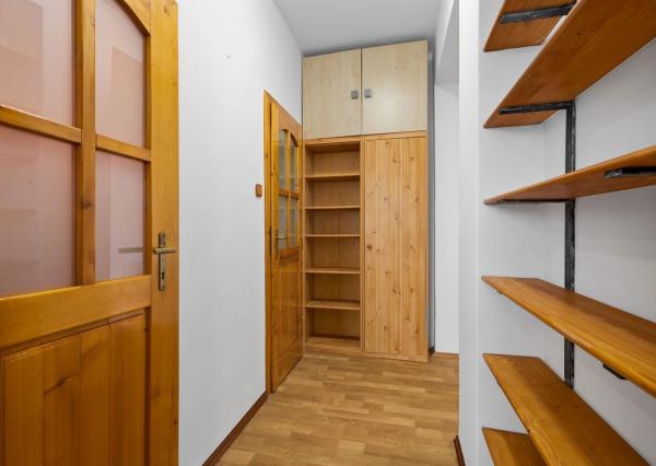 PREDANÝ- BE.LIVE COMPANY - NA PREDAJ - NADŠTANDARDNE VEĽKÝ 1-IZBOVÝ BYT S BALKÓNOM – SKVELÁ DISPOZÍCIA A NÁDHERNÝ VÝHĽAD - CHROBÁKOVÁ -DÚBRAVKA