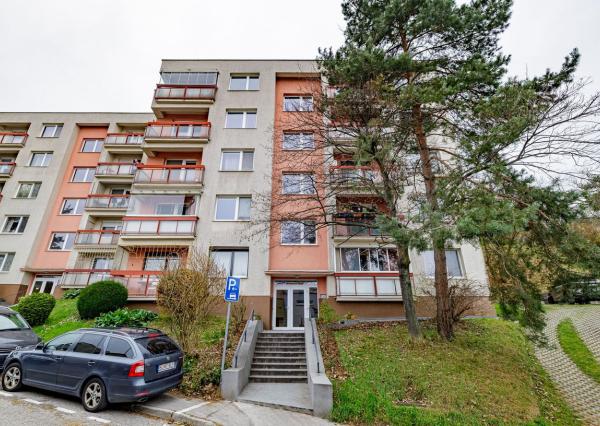 PREDANÝ- BE.LIVE COMPANY - NA PREDAJ - NADŠTANDARDNE VEĽKÝ 1-IZBOVÝ BYT S BALKÓNOM – SKVELÁ DISPOZÍCIA A NÁDHERNÝ VÝHĽAD - CHROBÁKOVÁ -DÚBRAVKA