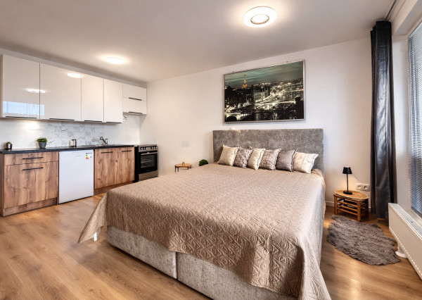 OFF PONUKA-NA PREDAJ – KOMPLETNE ZARIADENÝ 1-IZBOVÝ APARTMÁN S PRIESTRANNOU LOGGIOU – NOVOSTAVBA RENDEZ – RAČA