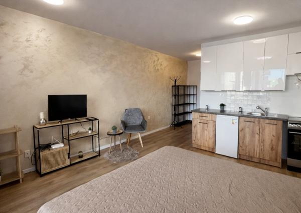 OFF PONUKA-NA PREDAJ – KOMPLETNE ZARIADENÝ 1-IZBOVÝ APARTMÁN S PRIESTRANNOU LOGGIOU – NOVOSTAVBA RENDEZ – RAČA