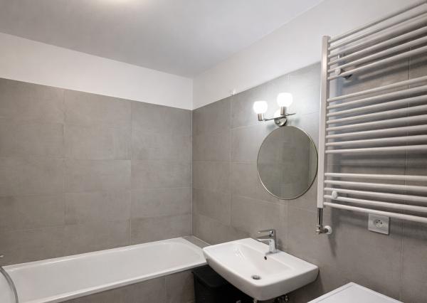 OFF PONUKA-NA PREDAJ – KOMPLETNE ZARIADENÝ 1-IZBOVÝ APARTMÁN S PRIESTRANNOU LOGGIOU – NOVOSTAVBA RENDEZ – RAČA