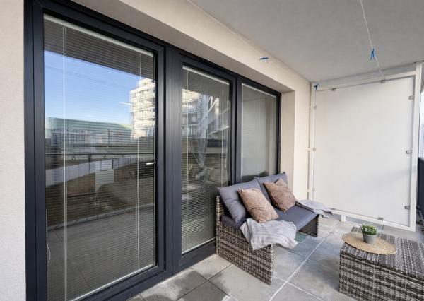 OFF PONUKA-NA PREDAJ – KOMPLETNE ZARIADENÝ 1-IZBOVÝ APARTMÁN S PRIESTRANNOU LOGGIOU – NOVOSTAVBA RENDEZ – RAČA